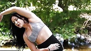 Fitness MILF With Big Booty Does Her Booty Exercises Outdoor